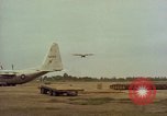 Image Andes Airlift de matériel de construction Chiloya Pérou, 1966, de la seconde 27 séquences d'archives historiques vidéo 65675036922