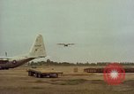 Image Andes Airlift de matériel de construction Chiloya Pérou, 1966, de la seconde 28 séquences d'archives historiques vidéo 65675036922