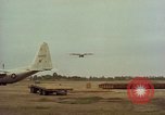 Image Andes Airlift de matériel de construction Chiloya Pérou, 1966, de la seconde 29 séquences d'archives historiques vidéo 65675036922