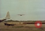Image Andes Airlift de matériel de construction Chiloya Pérou, 1966, de la seconde 31 séquences d'archives historiques vidéo 65675036922
