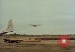 Image Andes Airlift de matériel de construction Chiloya Pérou, 1966, de la seconde 32 séquences d'archives historiques vidéo 65675036922