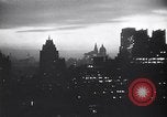 Standbild Gebäude und Verkehr in der Nacht New York City USA, 1944, aus Sekunde 10 historischem Filmmaterial Videoclip 65675036987