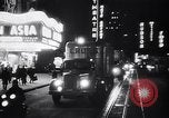 Standbild Gebäude und Verkehr in der Nacht New York City USA, 1944, aus Sekunde 47 historischem Filmmaterial Videoclip 65675036987