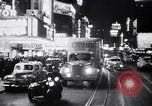 Standbild Gebäude und Verkehr in der Nacht New York City USA, 1944, aus Sekunde 53 historischem Filmmaterial Videoclip 65675036987