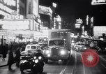 Standbild Gebäude und Verkehr in der Nacht New York City USA, 1944, aus Sekunde 54 historischem Filmmaterial Videoclip 65675036987