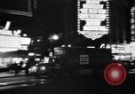 Standbild Gebäude und Verkehr in der Nacht New York City USA, 1944, aus Sekunde 58 historischem Filmmaterial Videoclip 65675036987