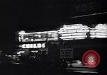 Standbild Gebäude und Verkehr in der Nacht New York City USA, 1944, aus Sekunde 61 historischem Filmmaterial Videoclip 65675036987