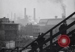 Standbild industriellen Fabrik Slums und Wohnhäuser in der Großen Depression United States USA, 1939, aus Sekunde 3 historischem Filmmaterial Videoclip 65675036989