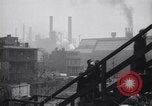 Standbild industriellen Fabrik Slums und Wohnhäuser in der Großen Depression United States USA, 1939, aus Sekunde 4 historischem Filmmaterial Videoclip 65675036989