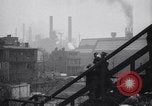 Standbild industriellen Fabrik Slums und Wohnhäuser in der Großen Depression United States USA, 1939, aus Sekunde 5 historischem Filmmaterial Videoclip 65675036989