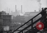 Standbild industriellen Fabrik Slums und Wohnhäuser in der Großen Depression United States USA, 1939, aus Sekunde 8 historischem Filmmaterial Videoclip 65675036989