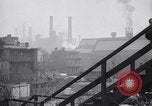 Standbild industriellen Fabrik Slums und Wohnhäuser in der Großen Depression United States USA, 1939, aus Sekunde 9 historischem Filmmaterial Videoclip 65675036989