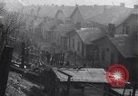 Standbild industriellen Fabrik Slums und Wohnhäuser in der Großen Depression United States USA, 1939, aus Sekunde 15 historischem Filmmaterial Videoclip 65675036989