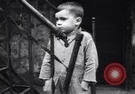 Standbild industriellen Fabrik Slums und Wohnhäuser in der Großen Depression United States USA, 1939, aus Sekunde 32 historischem Filmmaterial Videoclip 65675036989