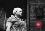 Standbild industriellen Fabrik Slums und Wohnhäuser in der Großen Depression United States USA, 1939, aus Sekunde 61 historischem Filmmaterial Videoclip 65675036989