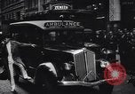 Image Enfants jouant et accidents de la circulation New York City USA, 1939, de la seconde 19 séquences d'archives historiques vidéo 65675036991