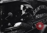 Image Enfants jouant et accidents de la circulation New York City USA, 1939, de la seconde 28 séquences d'archives historiques vidéo 65675036991