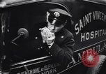 Image Enfants jouant et accidents de la circulation New York City USA, 1939, de la seconde 35 séquences d'archives historiques vidéo 65675036991