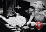 Immagine di Mangiare e cucinare a Diners United States USA, 1939, secondo 12 filmato di repertorio 65675036992