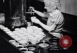Immagine di Mangiare e cucinare a Diners United States USA, 1939, secondo 14 filmato di repertorio 65675036992