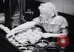 Immagine di Mangiare e cucinare a Diners United States USA, 1939, secondo 15 filmato di repertorio 65675036992