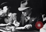 Immagine di Mangiare e cucinare a Diners United States USA, 1939, secondo 21 filmato di repertorio 65675036992