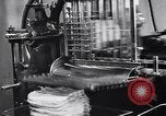 Immagine di Mangiare e cucinare a Diners United States USA, 1939, secondo 31 filmato di repertorio 65675036992