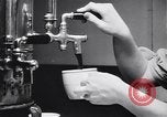 Immagine di Mangiare e cucinare a Diners United States USA, 1939, secondo 38 filmato di repertorio 65675036992