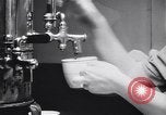 Immagine di Mangiare e cucinare a Diners United States USA, 1939, secondo 39 filmato di repertorio 65675036992