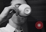 Immagine di Mangiare e cucinare a Diners United States USA, 1939, secondo 42 filmato di repertorio 65675036992