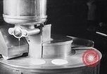 Immagine di Mangiare e cucinare a Diners United States USA, 1939, secondo 55 filmato di repertorio 65675036992