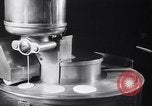 Immagine di Mangiare e cucinare a Diners United States USA, 1939, secondo 56 filmato di repertorio 65675036992