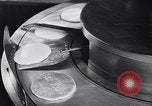 Immagine di Mangiare e cucinare a Diners United States USA, 1939, secondo 58 filmato di repertorio 65675036992