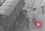 Standbild Laden einer Eisenbahnrollmaterials Vereinigtes Königreich, 1943, aus Sekunde 1 historischem Filmmaterial Videoclip 65675036995