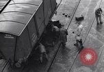 Standbild Laden einer Eisenbahnrollmaterials Vereinigtes Königreich, 1943, aus Sekunde 3 historischem Filmmaterial Videoclip 65675036995