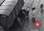 Standbild Laden einer Eisenbahnrollmaterials Vereinigtes Königreich, 1943, aus Sekunde 4 historischem Filmmaterial Videoclip 65675036995
