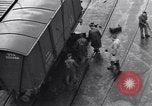 Standbild Laden einer Eisenbahnrollmaterials Vereinigtes Königreich, 1943, aus Sekunde 5 historischem Filmmaterial Videoclip 65675036995