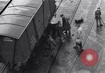 Standbild Laden einer Eisenbahnrollmaterials Vereinigtes Königreich, 1943, aus Sekunde 6 historischem Filmmaterial Videoclip 65675036995