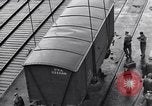 Standbild Laden einer Eisenbahnrollmaterials Vereinigtes Königreich, 1943, aus Sekunde 9 historischem Filmmaterial Videoclip 65675036995