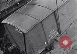 Standbild Laden einer Eisenbahnrollmaterials Vereinigtes Königreich, 1943, aus Sekunde 20 historischem Filmmaterial Videoclip 65675036995