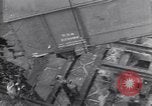 Standbild Laden einer Eisenbahnrollmaterials Vereinigtes Königreich, 1943, aus Sekunde 27 historischem Filmmaterial Videoclip 65675036995