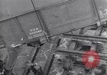 Standbild Laden einer Eisenbahnrollmaterials Vereinigtes Königreich, 1943, aus Sekunde 28 historischem Filmmaterial Videoclip 65675036995