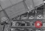 Standbild Laden einer Eisenbahnrollmaterials Vereinigtes Königreich, 1943, aus Sekunde 30 historischem Filmmaterial Videoclip 65675036995