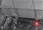 Standbild Laden einer Eisenbahnrollmaterials Vereinigtes Königreich, 1943, aus Sekunde 34 historischem Filmmaterial Videoclip 65675036995