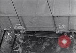 Standbild Laden einer Eisenbahnrollmaterials Vereinigtes Königreich, 1943, aus Sekunde 35 historischem Filmmaterial Videoclip 65675036995