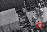 Standbild Laden einer Eisenbahnrollmaterials Vereinigtes Königreich, 1943, aus Sekunde 39 historischem Filmmaterial Videoclip 65675036995