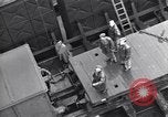 Standbild Laden einer Eisenbahnrollmaterials Vereinigtes Königreich, 1943, aus Sekunde 40 historischem Filmmaterial Videoclip 65675036995
