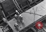 Standbild Laden einer Eisenbahnrollmaterials Vereinigtes Königreich, 1943, aus Sekunde 41 historischem Filmmaterial Videoclip 65675036995