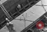 Standbild Laden einer Eisenbahnrollmaterials Vereinigtes Königreich, 1943, aus Sekunde 42 historischem Filmmaterial Videoclip 65675036995