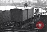 Standbild Laden einer Eisenbahnrollmaterials Vereinigtes Königreich, 1943, aus Sekunde 47 historischem Filmmaterial Videoclip 65675036995